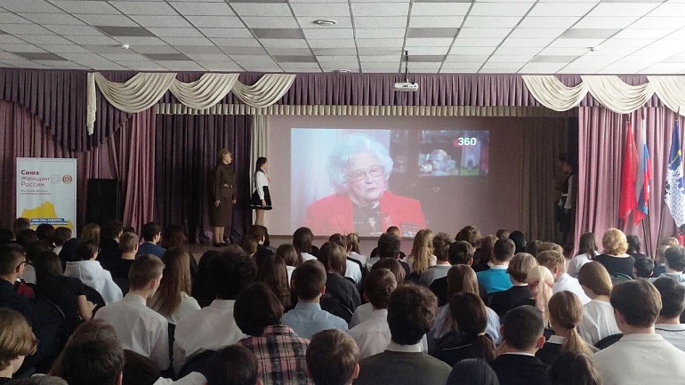 Школьникам Сергиева Посада показали спектакль о легендарной летчице Галине Брок-Бельцовой