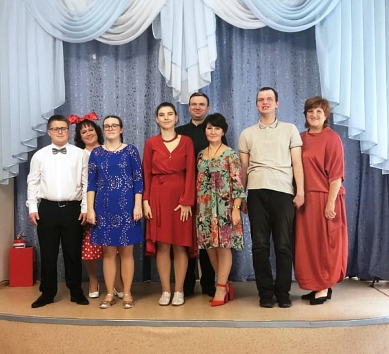 Артисты инклюзивной студии поздравили подопечных геронтологического центра