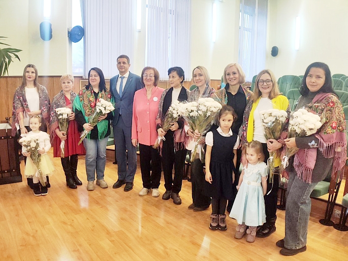 Глава Абакана поздравил победительниц городской «Эстафеты материнского признания»