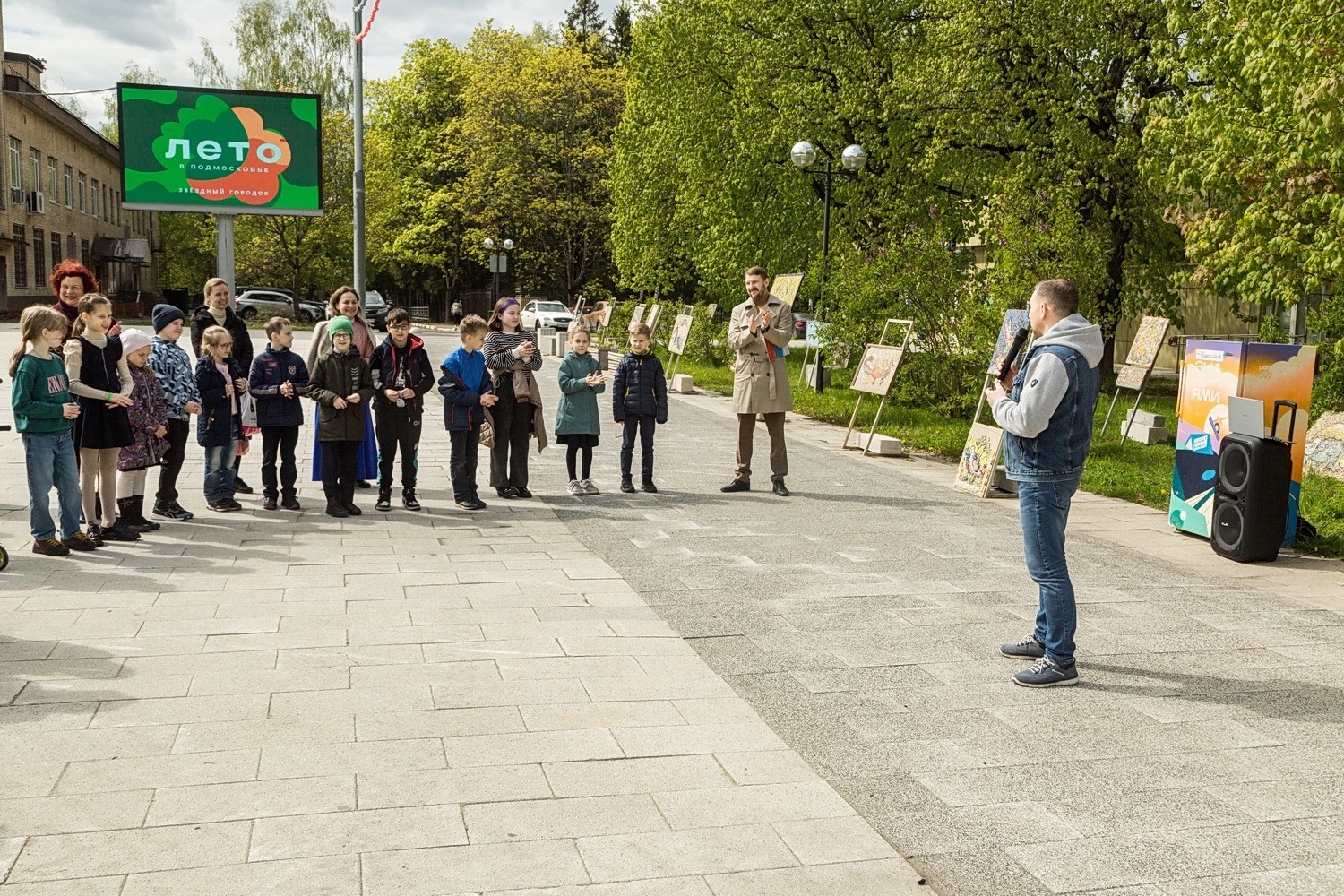 В Звездном городке проходит выставка художественных работ детей с ОВЗ