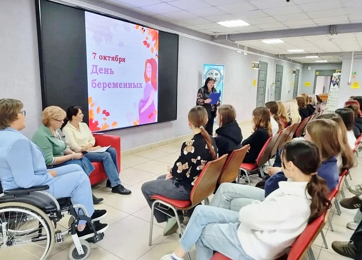 Члены Гурьевского женсовета говорили со студентками о счастье материнства