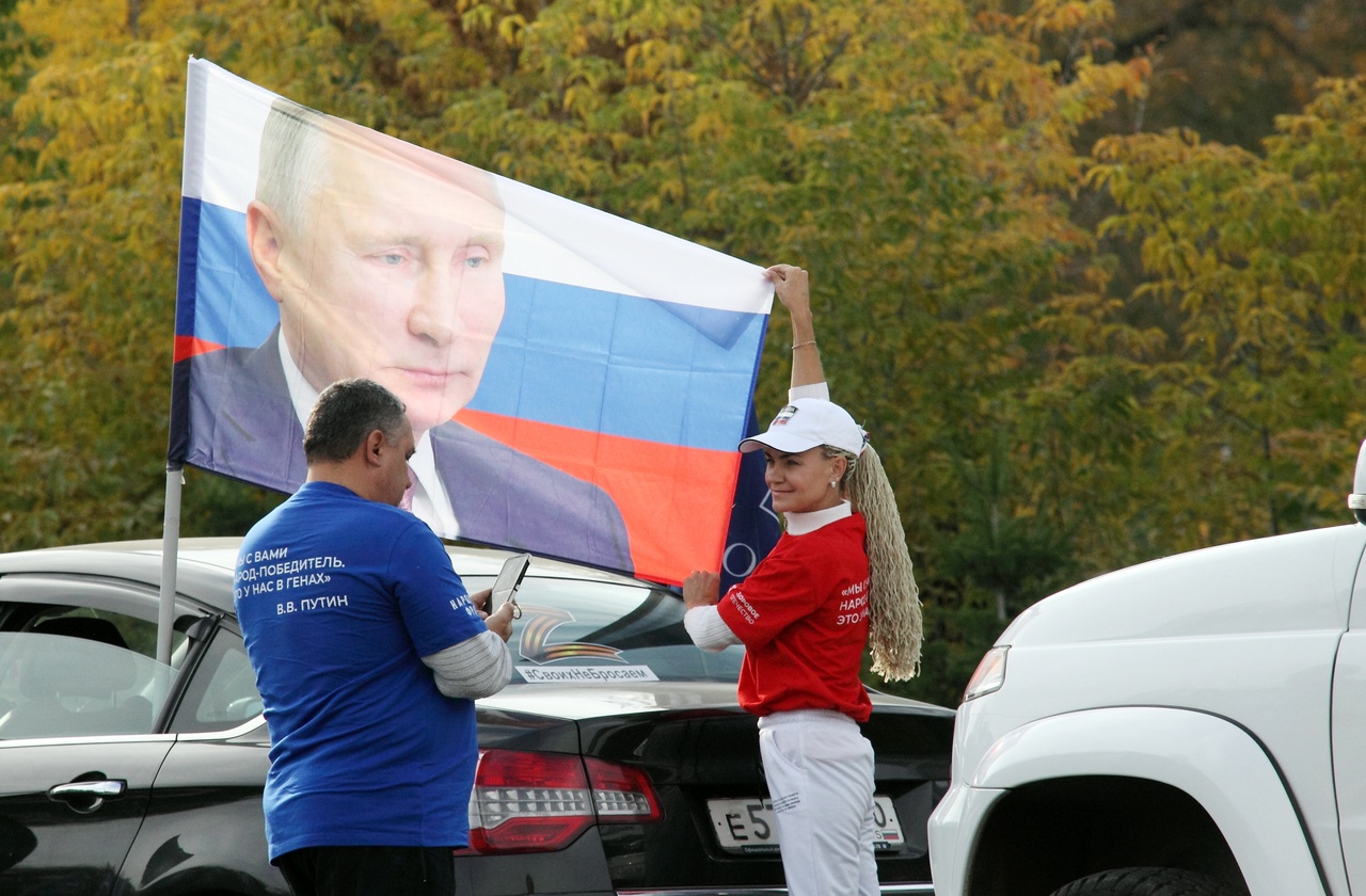 В Томске прошёл автопробег «Команда Путина» в честь дня рождения Президента