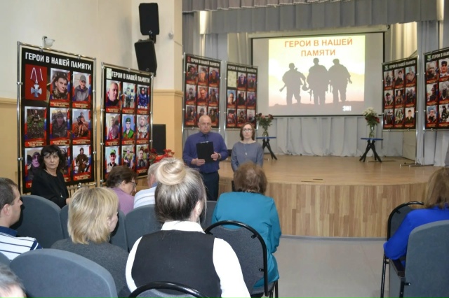 В Новосибирской области по инициативе женсовета открыта выставка "Герои в нашей памяти"