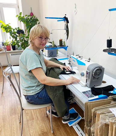 Союзницы Новоуренгойского женсовета шьют экипировку для ямальских бойцов