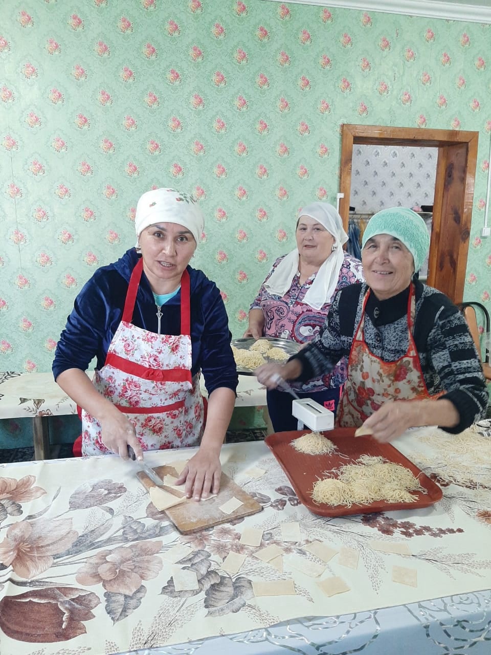 Женсовет Азнакаевского района готовит домашнюю лапшу для солдат