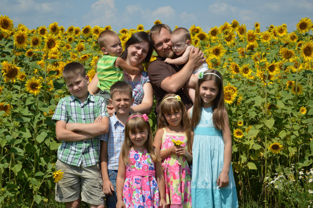 "Даст Бог, не последний": как живет уникальная семья с 15 детьми в Казахстане