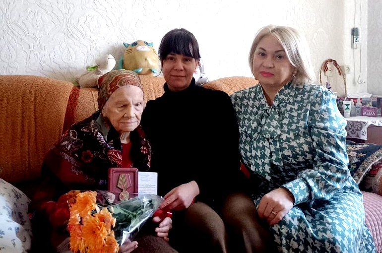 Председатель Астраханского РО СЖР поздравила ветерана со 101-м днем рождения