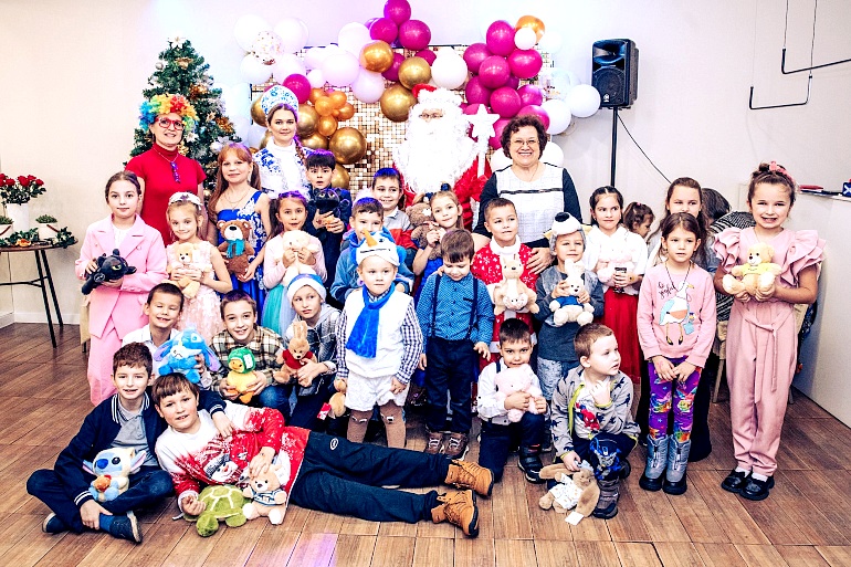 Женсовет Лужского района провел благотворительную Рождественскую ёлку