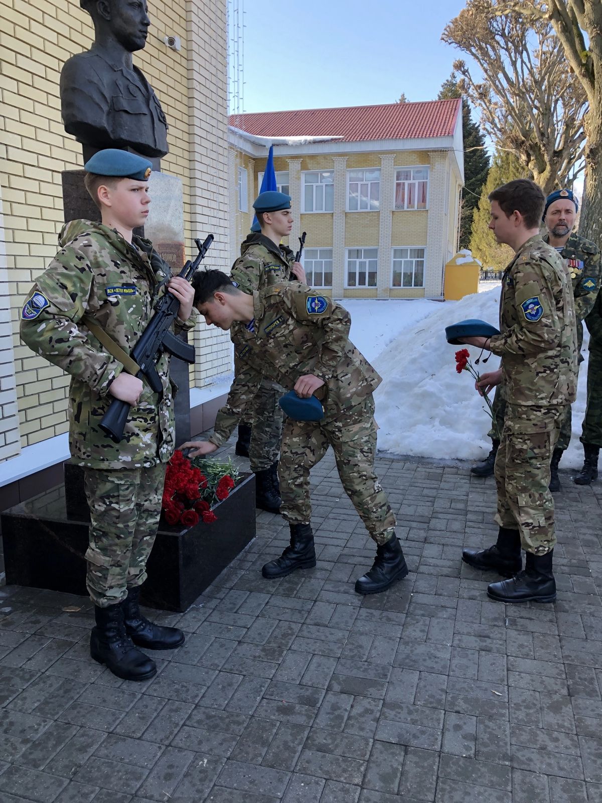 В Грязинской школе почтили память Романа Пахомова