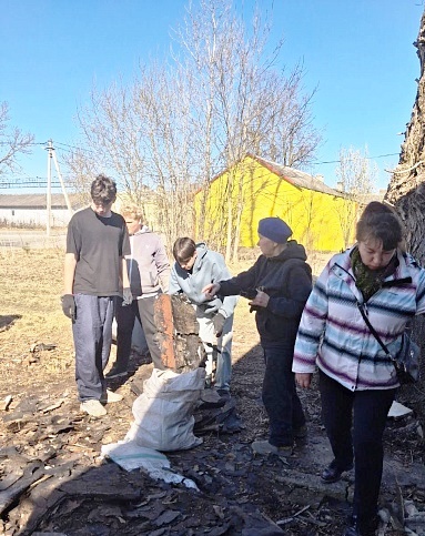 Студенты под руководством Пыталовского женсовета помогают одиноким пожилым людям