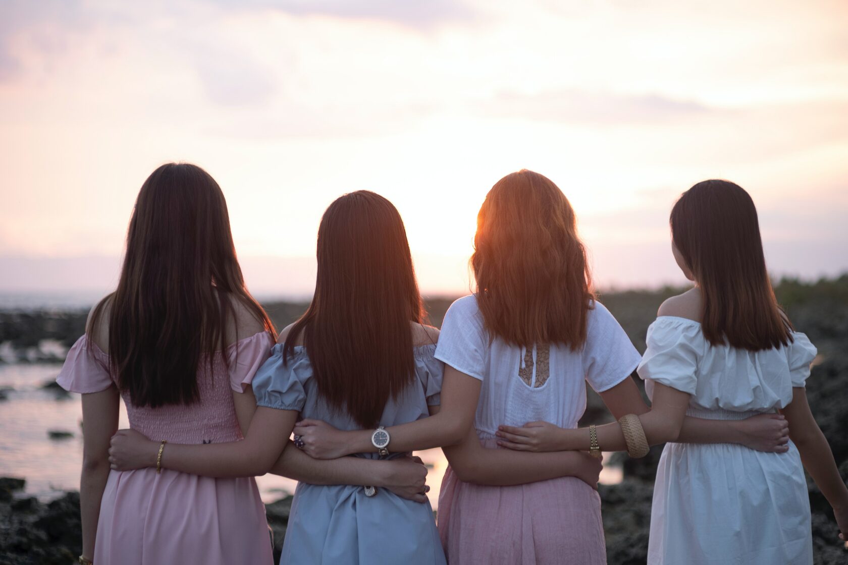 Видео с 4 девочки. Четыре подруги. Девочки подружки. Четверо подруг. Три подруги.