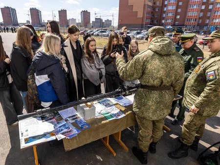 В школах Абакана проходят уроки мужества в честь 80-летия Великой Победы