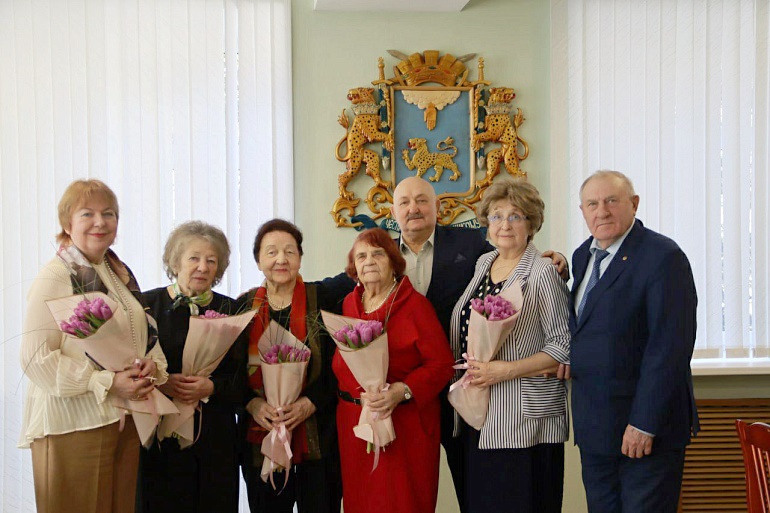 Женщин-лидеров НКО поздравили в Псковской городской Думе