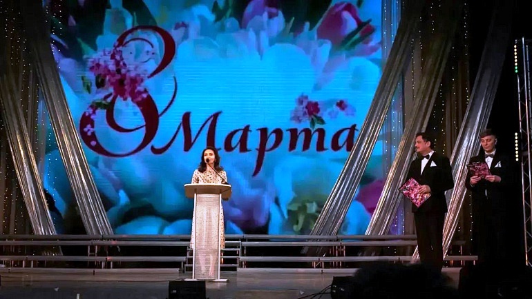 Юлия Литневская поздравила жительниц Энгельсского района с Международным женским днём