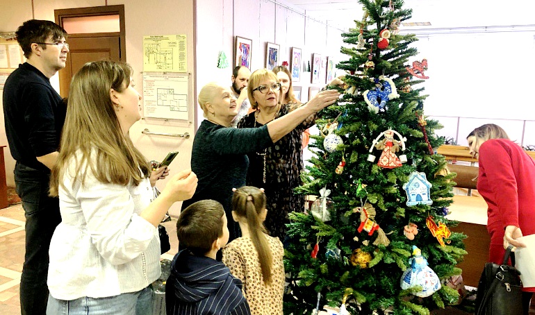 Конкурс «Ёлочная игрушка в народном стиле» объединяет семьи Томска