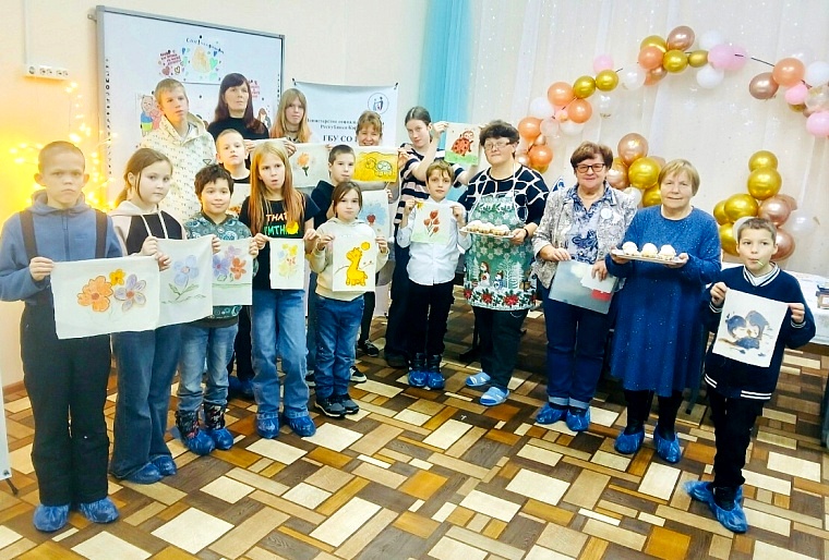 Активистки Пудожа научили детей печь кексы и рисовать на молоке