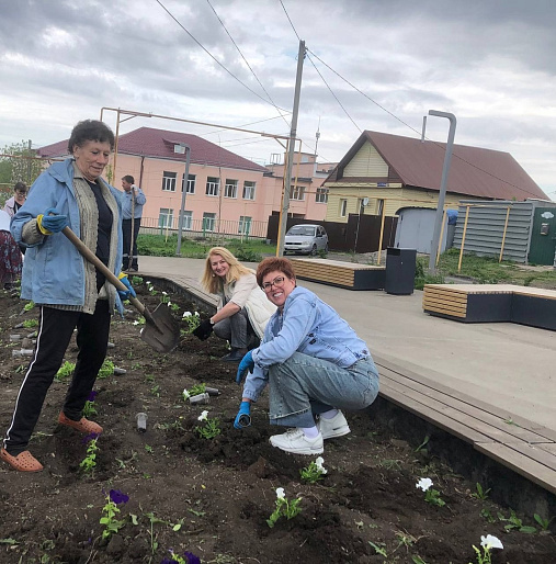 Женсовет Октябрьска посадил цветы в честь юбилея Победы