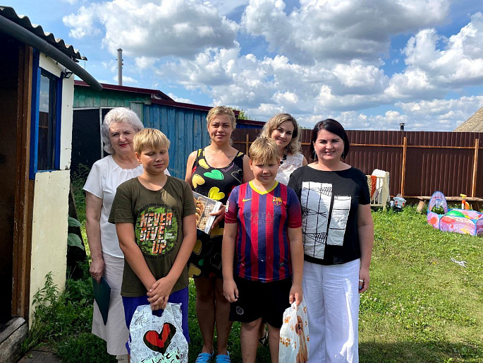 Председатель Пензенского РО СЖР передала школьные принадлежности многодетным семьям