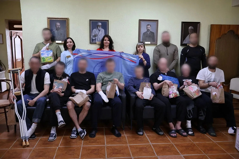 Женсоветы Саратовской области поздравили с Пасхой раненых бойцов