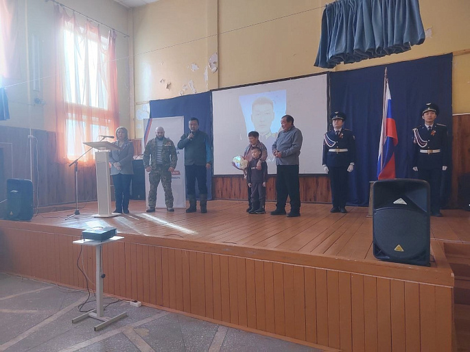 В школе поселка Еланцы прошел Урок мужества памяти выпускника