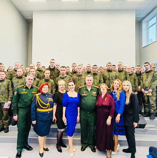 Активистки Карелии поздравили молодых военнослужащих и ветеранов боевых действий