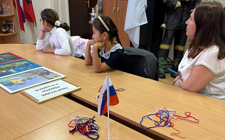 Московские союзницы рассказали школьникам о главном символе страны