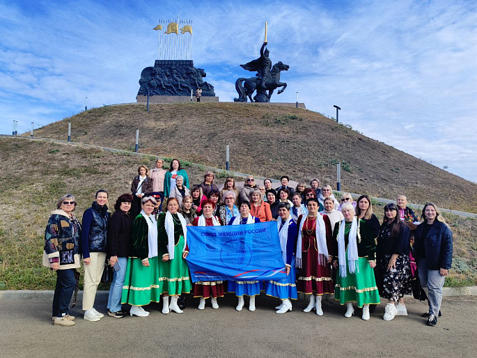 Станица Луганская встретила участниц Школы гражданской активности казачьими песнями и плясками