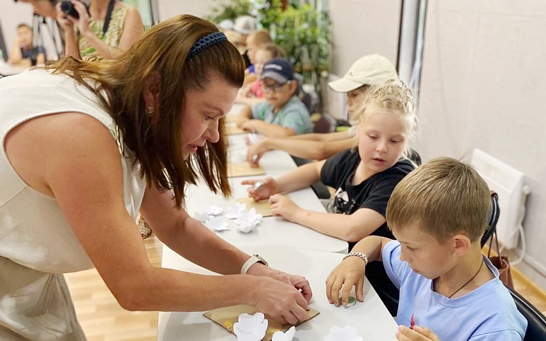 Белые цветы на воде. В Родниках дети почтили память Ангелов Донбасса