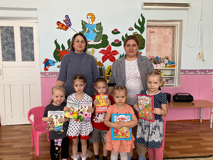 Женсоветы дарят детям книги