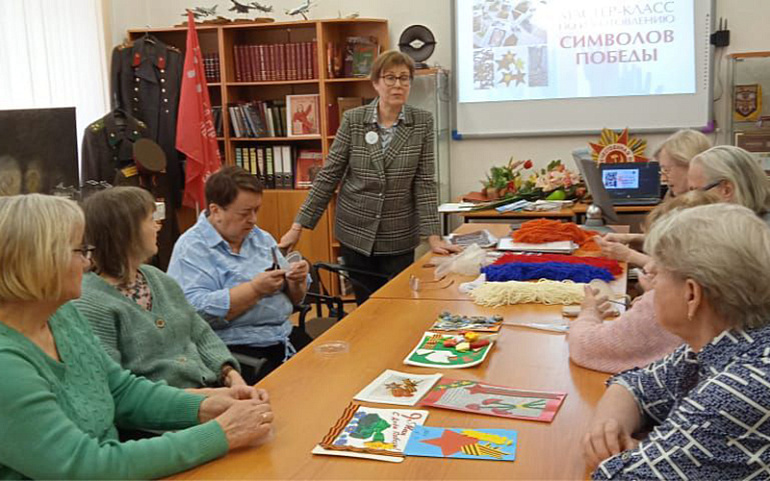 Женский актив Москвы провел мастер-класс по изготовлению символов Победы