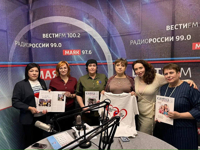 Юлия Литневская вручила подарки от Союза женщин добровольным помощницам фронту