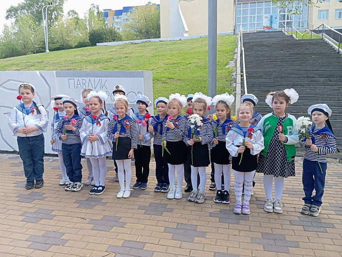 Активистки женсовета провели экскурсию по аллее «Пионеров-героев» для воспитанников детского сада