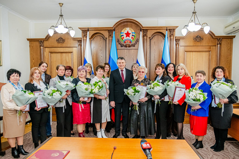 Глава ЛНР вручил награды членам Луганского регионального отделения Союза женщин России 