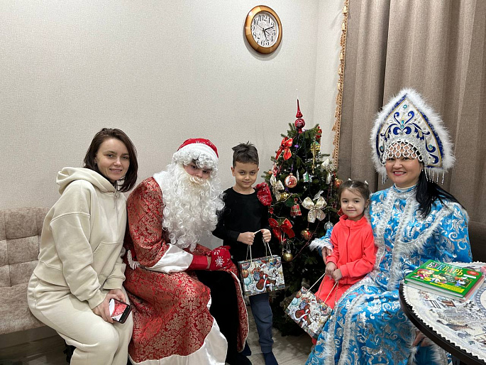 Снегурочки новоуренгойского женсовета поздравили с Новым годом детей из семей участников СВО