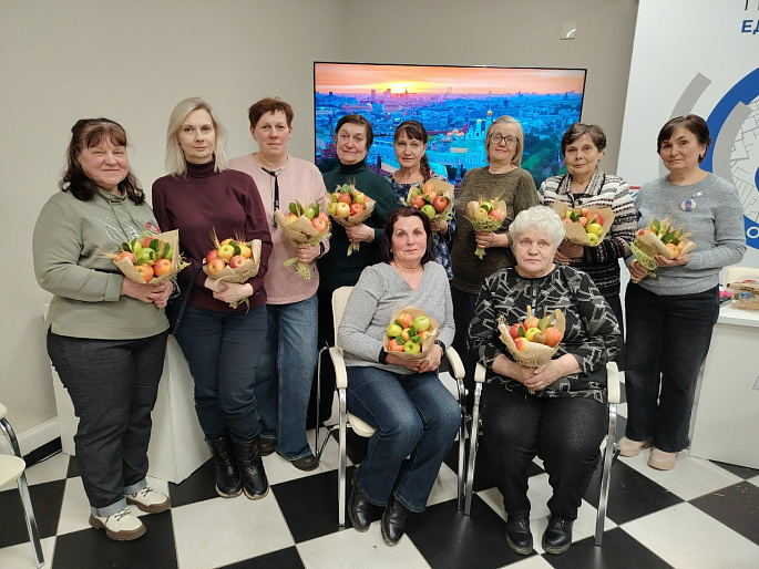 Творчество как терапия: в женском клубе создавали съедобные шедевры