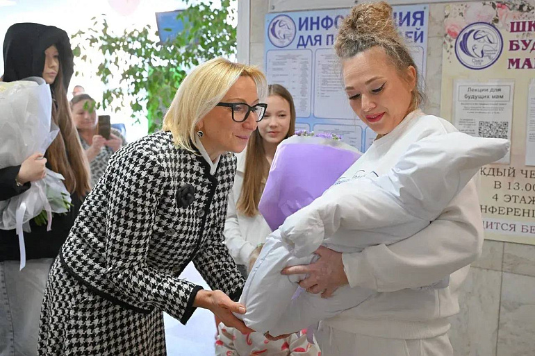 Омские активистки встречают из роддома жен участников СВО