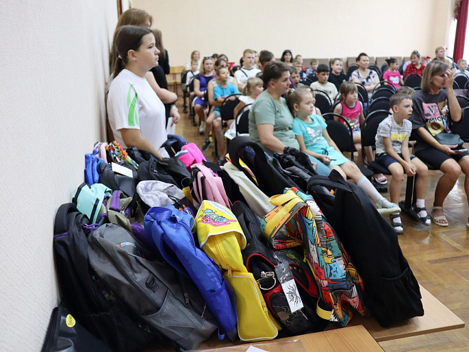 На празднике в Светлом детям вручили "добрые" портфели