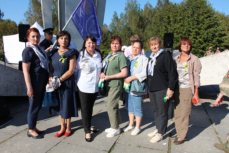 Женсовет Всеволожского района посадил березы в память о блокаде Ленинграда