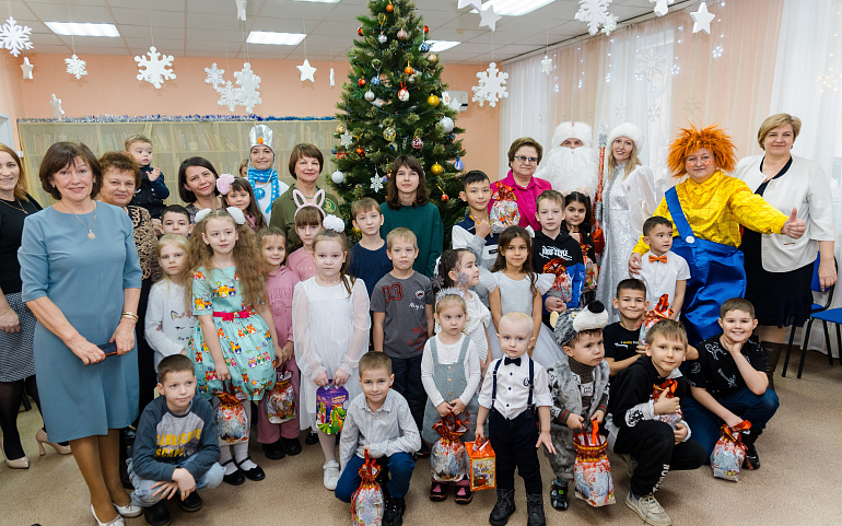 Новогодний праздник для семей защитников прошел в Оренбурге