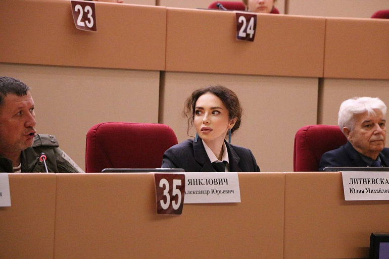 Активистки Союза женщин почтили память основателя саратовской «Книги Памяти» Георгия Фролова