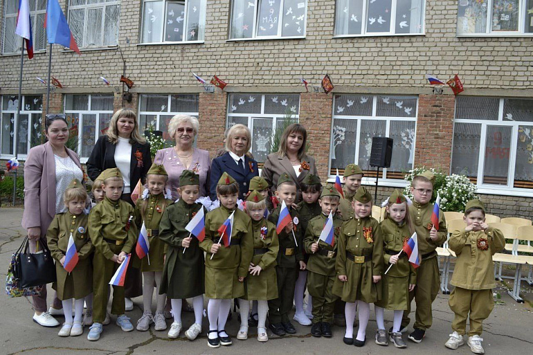"Памяти павших, будьте достойны!" Женсовет луганской школы № 23 организовал праздничное мероприятие