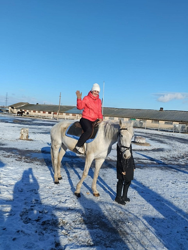 Женсовет пригласил в конный клуб детей из Курской области и Донецка