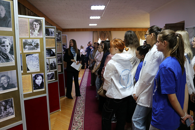 На Ставрополье в день 85-летия АКСЖ открыли выставку «Женское лицо Победы»