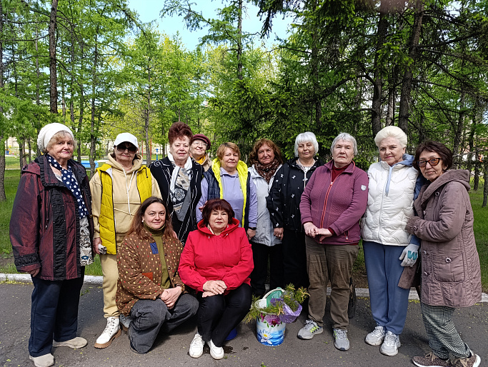 Женсовет по традиции посадил сосны на Алее шахтёров в Черногорске
