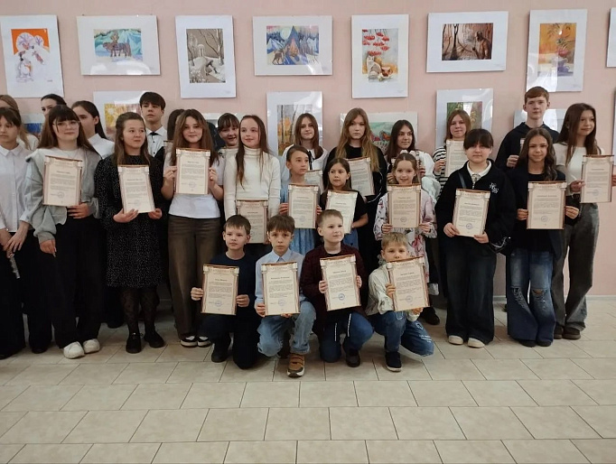 Выставка детских художественных работ "Ярких красок будни" открылась в Луганске