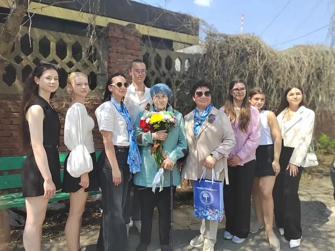 Активистки женсовета Ельца поздравили ветерана с Днем Победы