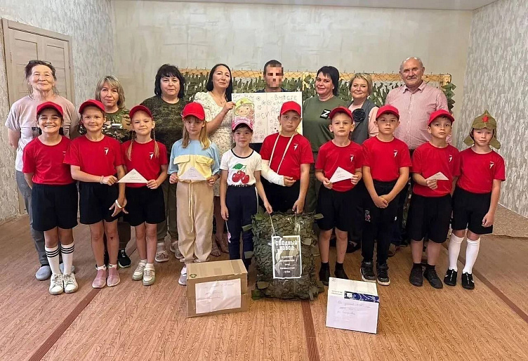 Дети Екатериновского района в пришкольном лагере учатся плести маскировочные сети