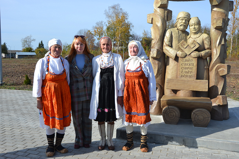 В селе Красные Четаи открыли скульптурную композицию "Благословление"