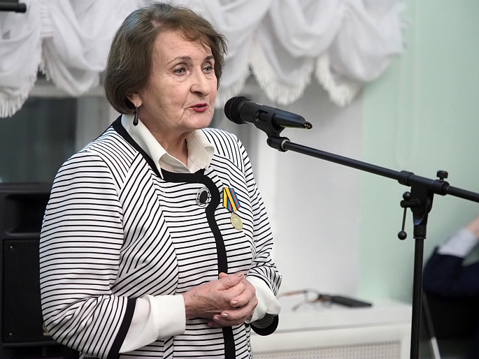 Давайте склоним низко головы, сотворим тихие молитвы...