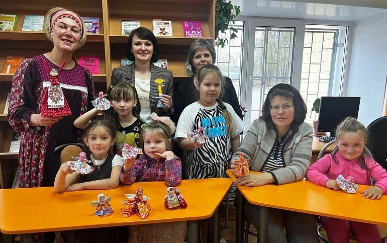 Активистка женсовета провела мастер-класс по изготовлению куклы «Веснянка Вятская»